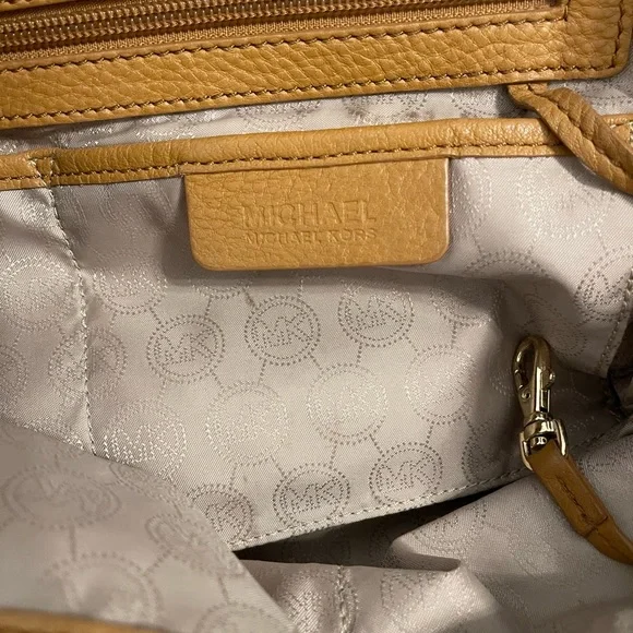 2 MICHAEL KORS BAG WITH FREE PINK TOTE - Picture 8 of 9